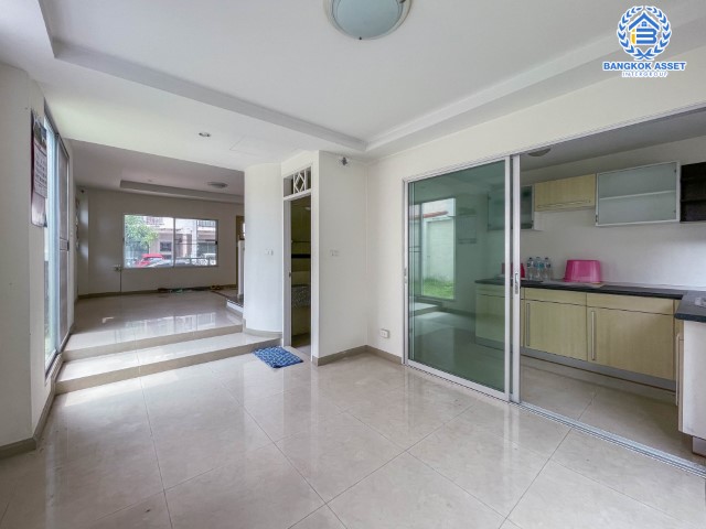 ทาวน์เฮ้าส์มือสอง กรุงเทพฯ ม.ศุภาลัยพาร์ควิลล์2 พหลโยธิน48 หลังมุม! เนื้อที่กว้างขวางมากถึง 32.40 ตร.ว. ฟังก์ชัน 3 ห้องนอน 3 ห้องน้ำ ที่จอดรถ 2 คัน ตั้งบนพื้นที่ชุมชนเหมาะสำหรับทำธุรกิจ บนทำเลแห่งการเดินทาง ใกล้รถไฟฟ้าสายสีเขียว "สถานีสายหยุด" และจุดขึ้นทางด่วน "รามอินทรา-อาจณรงค์"